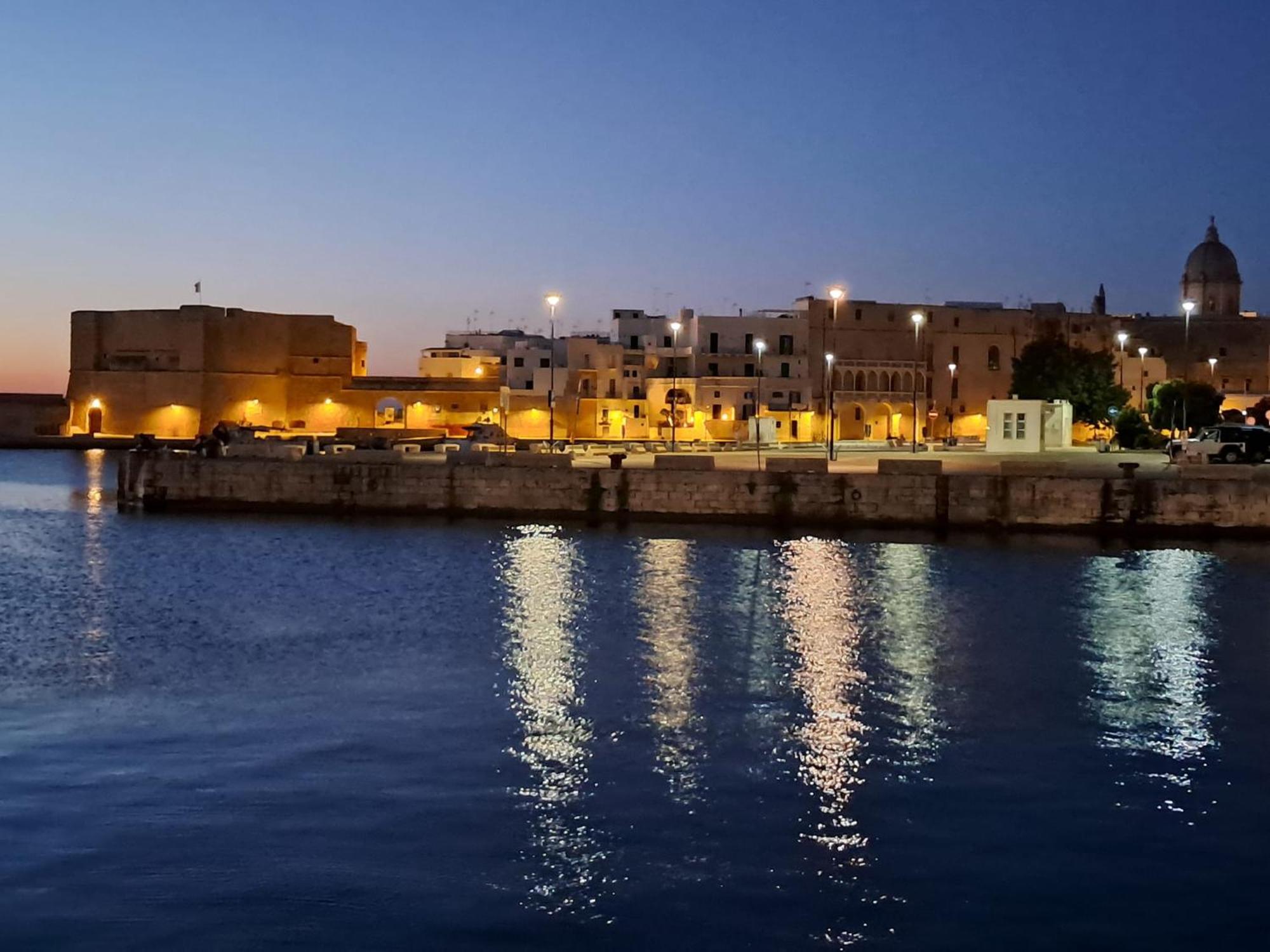 Fd Apartments - Zoe Prestigioso Appartamento Vicino Alla Stazione E Al Centro Monopoli Kültér fotó